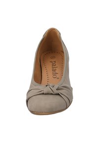 Grau Wildlederpumps mit runder Zehenpartie und einer geknoteten Detail vorne. Gepolsterte Innensohle mit Perforationen für Atmungsaktivität. Flacher Absatz.