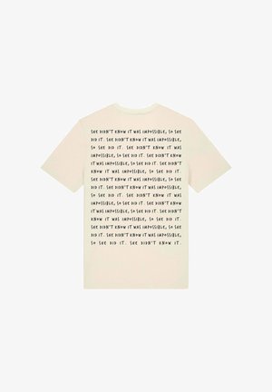 T-shirt en coton beige clair avec des phrases motivantes imprimées en noir à l'arrière, à manches courtes et avec un col rond.