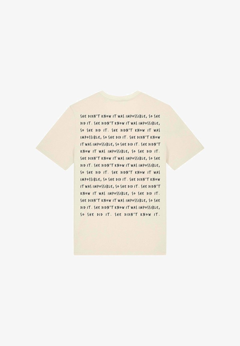 Lichtbeige katoenen t-shirt met herhaaldelijk zwarte tekst op de achterkant met motiverende uitspraken, korte mouwen en een ronde hals.