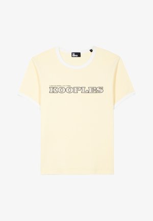 T-shirt giallo chiaro a maniche corte con rifinitura bianca su collo e maniche, con scritta "KOOPLES" e indirizzo di Parigi in nero sul davanti.