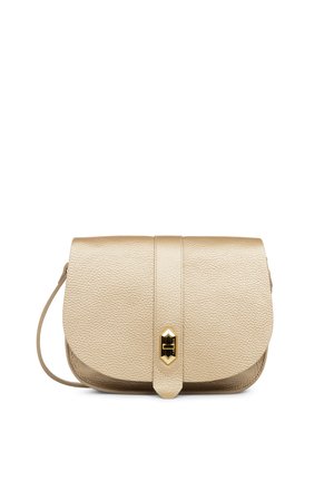 Sac bandoulière en cuir beige texturé avec une fermeture à loquet tournant dorée et une sangle d'épaule réglable.