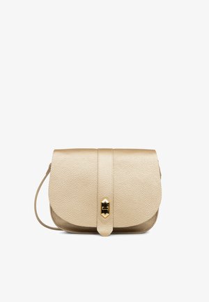 Sac bandoulière en cuir beige texturé avec une fermeture à loquet tournant dorée et une sangle d'épaule réglable.