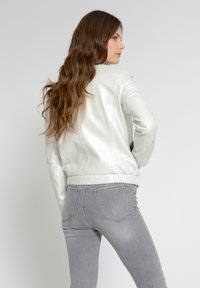 Maze IM METALLIC LOOK - Lederjacke - white metallic