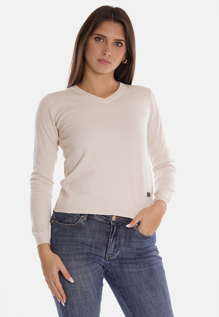 Maglione V-neck beige chiaro con maniche lunghe, realizzato in un tessuto morbido. Presenta una vestibilità slim con un piccolo logo accentato sul lato inferiore.