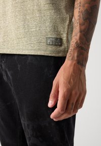 Scotch & Soda REGULAR FIT  - Basic T-shirt - calla green melange