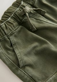 Grønne bomuldsshorts med elastisk talje og snor, med tekstureret stof og sidelommer.