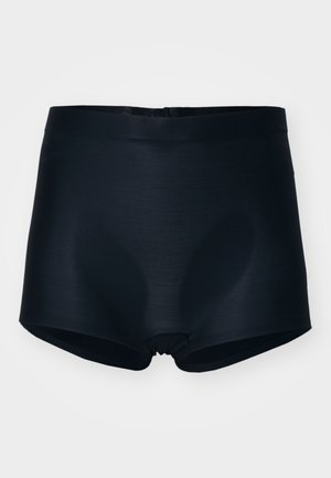 Juodos aukštos talijos berniukiškos šortai, pagaminti iš lygaus, tampraus audinio. Su susiraukšlėjusia siūle nugaroje ir be siūlių dizainu.