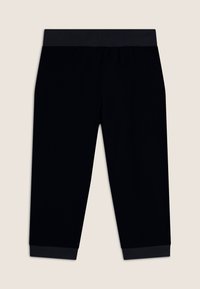 Pantaloni sportivi neri con una ampia vita elastica, orli delle caviglie fascianti e una texture di tessuto liscia. Senza motivi o grafiche visibili.