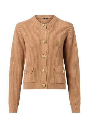 Beige gebreide cardigan met lange mouwen, ronde halslijn, zes decoratieve gouden knopen en twee voorste klepzakken met gouden knoopsluitingen.