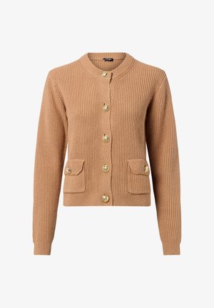 Beige gebreide cardigan met lange mouwen, ronde halslijn, zes decoratieve gouden knopen en twee voorste klepzakken met gouden knoopsluitingen.