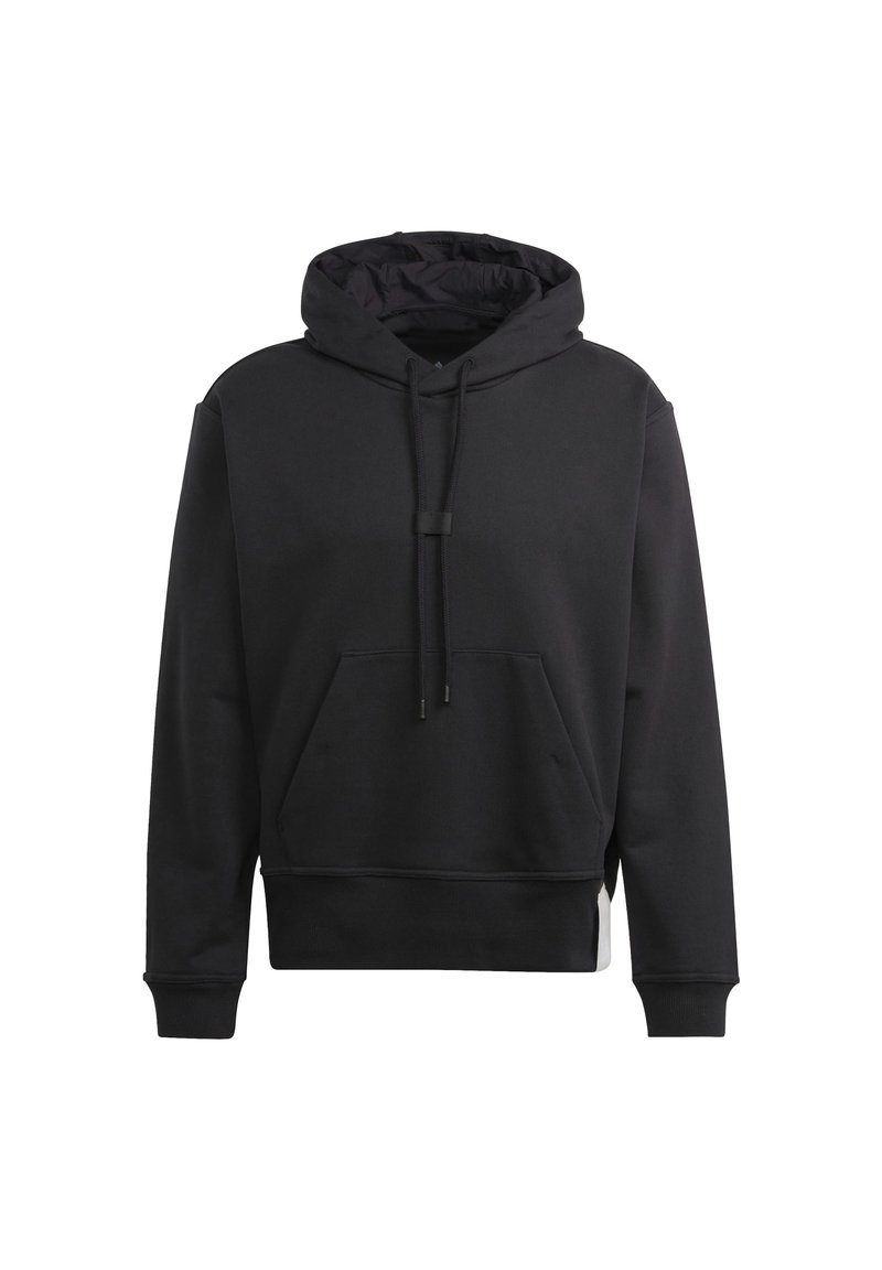 Svart hettegenser laget av myk stoff, med kengurulomme, snor i hetten og ribbede mansjetter. Enkelt, minimalistisk design.