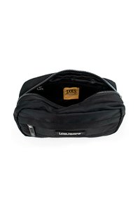 Bolsa negra con cremallera hecha de un tejido duradero; cuenta con una etiqueta de marca de cuero en su interior y una textura suave con detalles de costura horizontal.