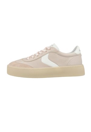 Beige lavtop sneaker med hvid sideaccent, mønstrede snørebånd, ruskindstå, og tyk beige sål, set fra ydersiden.