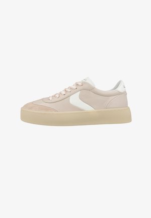 Beige lavtop sneaker med hvid sideaccent, mønstrede snørebånd, ruskindstå, og tyk beige sål, set fra ydersiden.