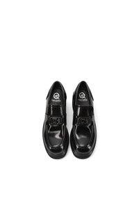 Mocassini in pelle lucida nera dotati di una larga fascia con hardware in argento. Punta arrotondata e superficie liscia con dettagli di design minimalisti.