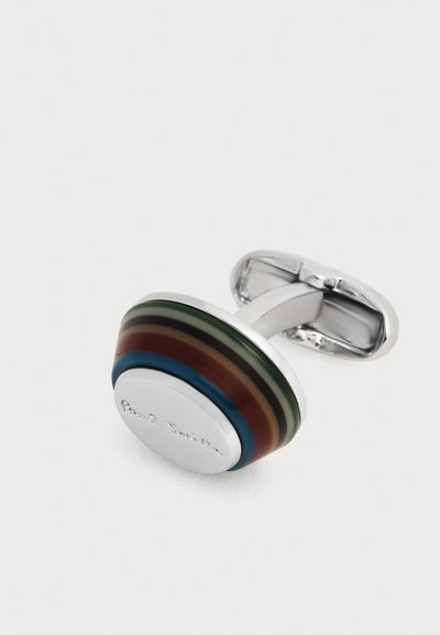 Bouton de manchette rond en argent avec des rayures horizontales vertes, marron, noires et bleues, gravé avec une signature sur la face avant.