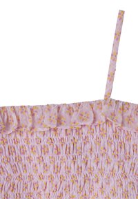 Top de tela smockeado en color rosa con borde rizado y tirantes finos, que presenta un patrón floral en amarillo y rosa más claro. Textura suave.