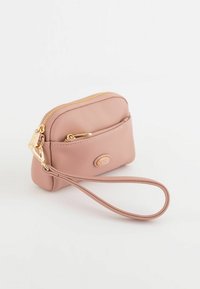 Cartera de imitación de cuero texturizado rosa con cremallera dorada, detalle de marca y una correa para la muñeca. Cuenta con un bolsillo delantero y un interior suave.