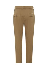 Pantalons en coton marron à coupe droite, dotés de deux poches arrière avec boutons, passants de ceinture et d'une texture lisse et propre.