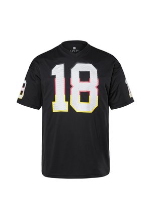 Camiseta deportiva negra con número 18 grande en blanco, delineado en amarillo y rojo en el frente, y un número 18 más pequeño en ambas mangas.