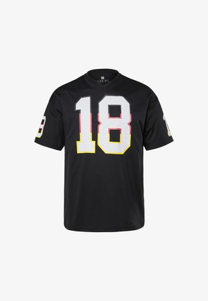 Maglia sportiva nera con grande numero bianco 18 contornato di giallo e rosso sul davanti e numero 18 più piccolo su entrambe le maniche.
