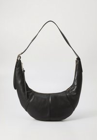 Černá kožená kabelka přes rameno s zakřiveným tvarem, hladkou texturou, dlouhým popruhem a zlatým zipem se dvěma oddělenými přihrádkami.