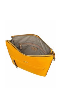 Gelbe Lederhandtasche mit Reißverschluss. Das Innere hat ein gestreiftes Futter und eine kleine Reißverschlusstasche. Auf der Vorderseite befindet sich eine flache Tasche.