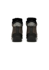 Stivaletti in pelle scura con colletto in pelliccia nera texturizzata, accenti del tacco grigio a contrasto e suola in gomma con motivi di battistrada visibili.