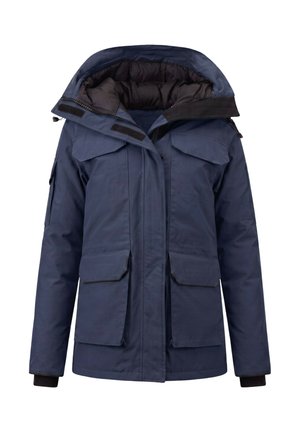 Marineblauwe winterjas met een hoge kraag, afneembare capuchon, ritssluiting aan de voorkant en meerdere klepzakken op de borst en heupen.