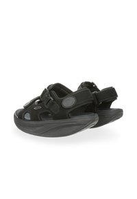 Sandalias negras ajustables con diseño recortado, correas acolchadas y suela de goma texturizada. Presenta dos cierres de hebilla y acentos en contraste.
