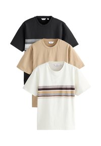 Drei Baumwoll-T-Shirts in Schwarz, Beige und Weiß, jeweils mit horizontalen Streifen in Grau und Braun. Klassischer Rundhalsausschnitt und kurze Ärmel.
