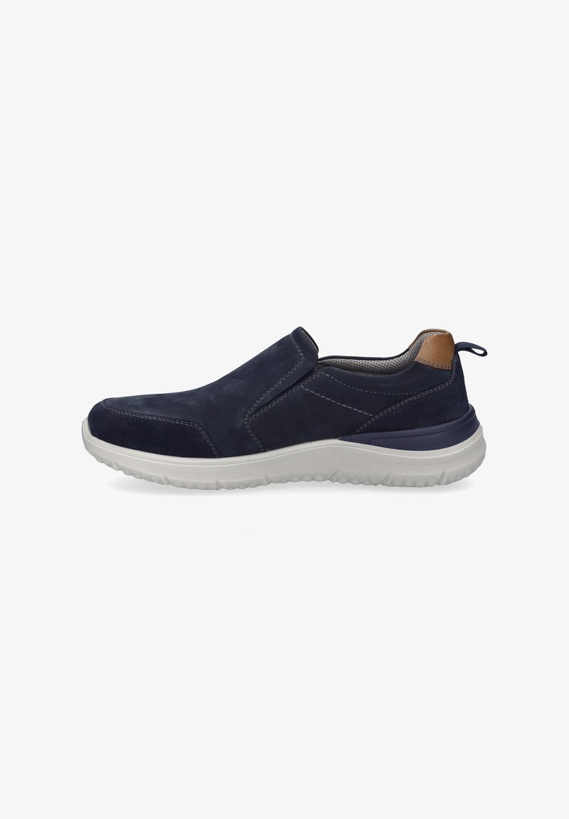 Navyblaue Wildleder-Slipper mit einer weißen Gummisohle, ausgestattet mit einem braunen Lederakzent an der Ferse und strukturierten elastischen Seitenelementen.