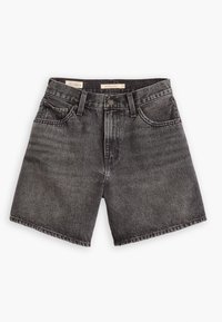 Pantalones cortos de mezclilla negra con un corte recto, que cuentan con herrajes en tono cobre, cinco bolsillos y una textura ligeramente desgastada.
