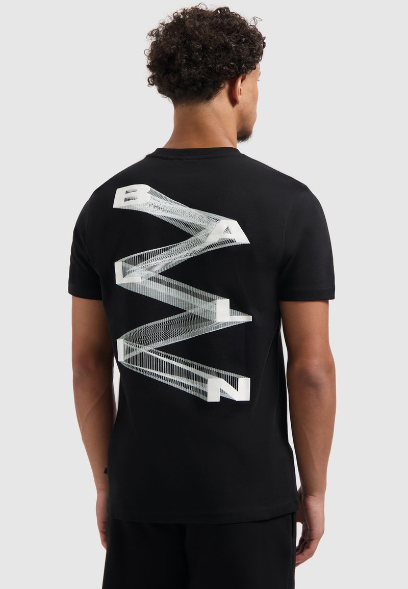 Zwarte katoenen T-shirt met een witte gelaagde grafisch ontwerp op de achterkant, met op elkaar verweven letters in een zigzagpatroon.