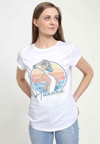 Biała bawełniana koszulka z kolorową grafiką postaci z kreskówki oraz napisem „Hakuna”. Wzór zawiera poziome pasy w odcieniach zachodu słońca.