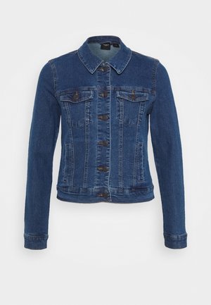 Donkerblauwe spijkerjas met knoopsluiting, twee borstzakken met kleppen en twee zijzakken, weergegeven op een witte achtergrond.