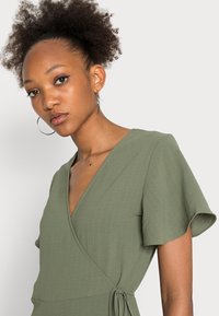 VILA VILOVIE WRAP DRESS - Denní šaty - four leaf clover