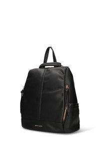 Zwarte leren rugzak met gestructureerde afwerking, twee ritssluitingen, zijvak en goudkleurige metalen accenten. Voorzien van een bovenhandvat om te dragen.