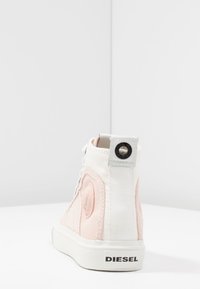 Vysoké tenisky s bílým a růžovým plátěným svrškem, s šedým patním dílem s kovovým detailem a texturovaným designem. Logo na podrážce.