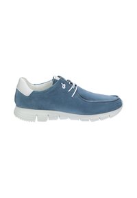 Chaussure décontractée pour homme en daim bleu avec lacets blancs et semelle rembourrée blanche, présentant un accent blanc sur le talon et des rainures flexibles sur la semelle extérieure.