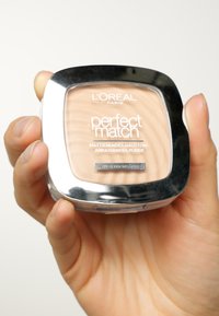 L'Oréal Paris PERFECT MATCH POWDER - Puder - 5w golden sand