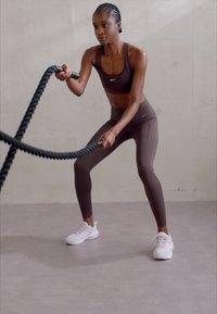 Nike Performance UNIVERSA - Leggingek - baroque brown/black