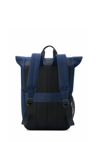 Zaino navy con design a rotolo, spallacci imbottiti, pannello posteriore in rete e fibbie regolabili per un trasporto sicuro.