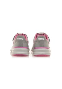 Zapatillas deportivas grises con acentos en rosa, que cuentan con una parte superior de malla, correas ajustables y una suela de goma texturizada para mayor agarre.