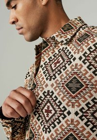 Next AZTEC STYLE TAPESTRY - REGULAR FIT - Veste légère - ecru red