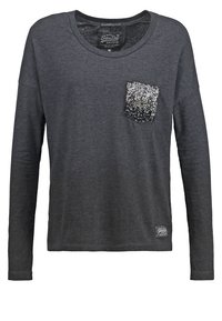 Dunkelgraues Langarm-T-Shirt aus weichem Stoff, mit einer Pailletten-Tasche auf der linken Brust und einem runden Halsausschnitt.