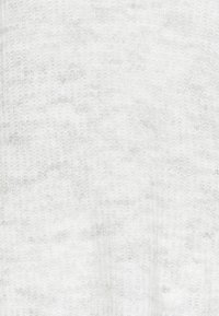 Suéter tejido en blanco con una textura suave y sutiles motas grises, con un patrón acanalado en toda la tela.