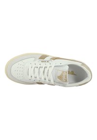 Sneaker bianco con accenti in suede beige, tomaia testurizzata, punta perforata, lacci piatti, collo imbottito e patch del logo sulla linguetta.