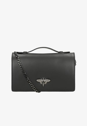 Borsa a mano in pelle nera con un emblema di falena argentato, manico superiore e tracolla removibile, caratterizzata da una texture liscia e una forma strutturata.