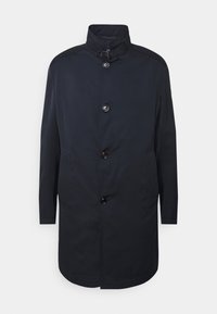 Tmavě modrý kabát s vysokým límcem, se pěti knoflíky, dvěma bočními kapsami a hladkou texturou. Poloviční délka s rovný střihem.